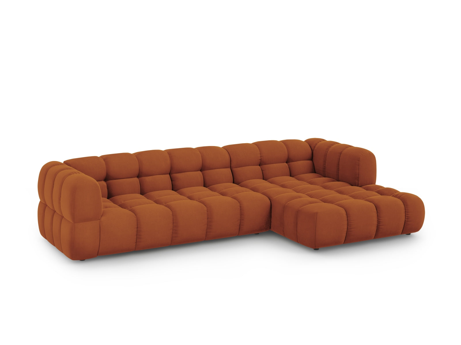 Elegantes Sky Velour Ecksofa in Terracotta, 4-Sitzer, modulare Bauweise, ideal für stilvolle Wohnräume, präsentiert von KAQTU Design AG.