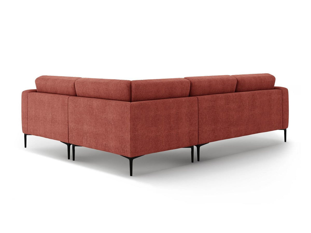 Ecksofa Lazio rechts mit Sorella-Stoff in Dunkelblau, Massivholzrahmen, schwarzen Metallbeinen und Récamiere in 4-Sitzer-Ausführung.