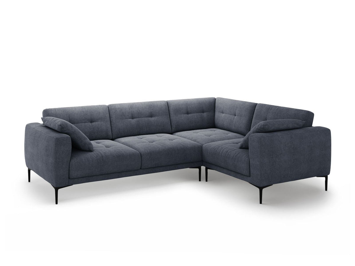 Ecksofa Lazio rechts mit Sorella-Stoff in Dunkelblau, Massivholzrahmen, schwarzen Metallbeinen und Récamiere in 4-Sitzer-Ausführung.