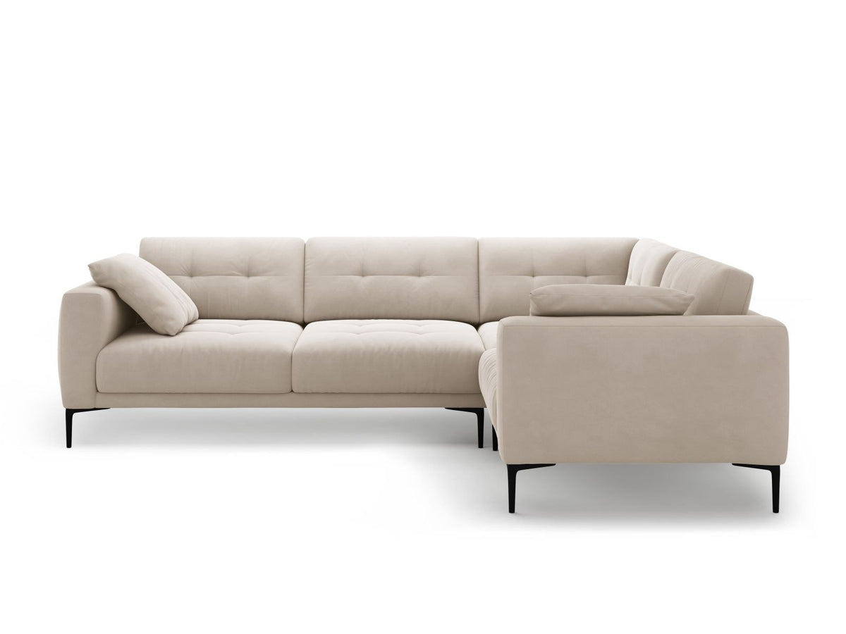 Beiges Samtsofa Lazio mit Récamiere rechts, schwarzen Metallbeinen und Massivholzrahmen, 4-Sitzer, 194 cm tief, von Cosmopolitan Design.