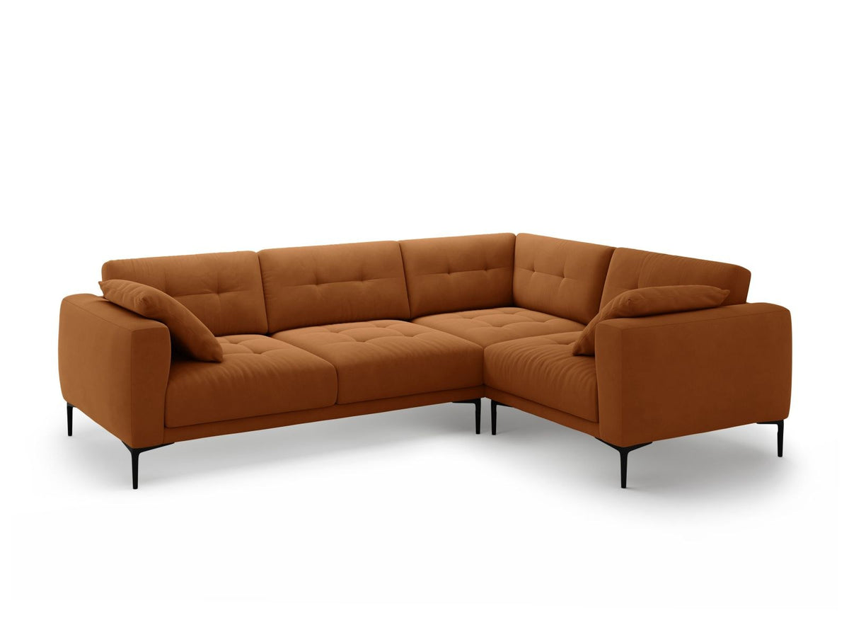 Beiges Samtsofa Lazio mit Récamiere rechts, schwarzen Metallbeinen und Massivholzrahmen, 4-Sitzer, 194 cm tief, von Cosmopolitan Design.