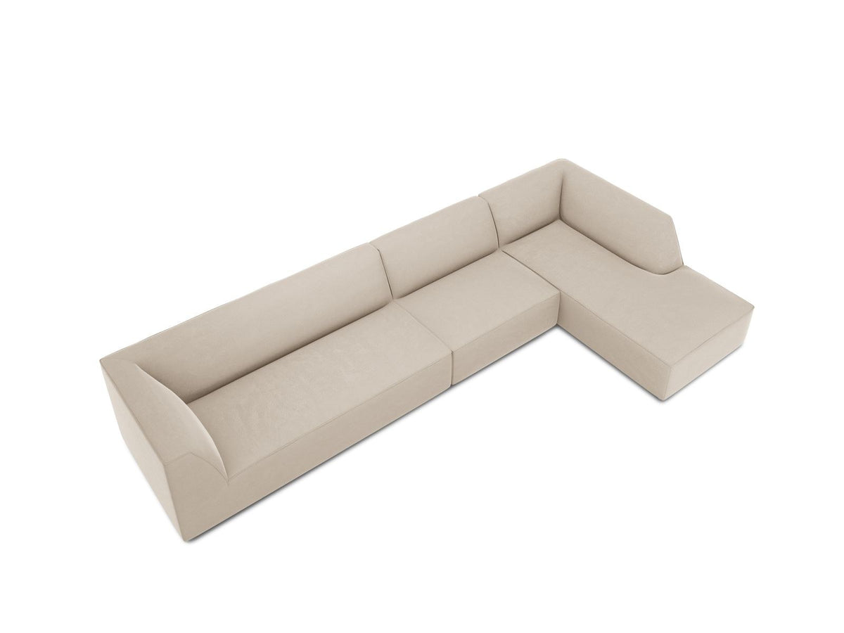 Modulares Ecksofa rechts mit Samtbezug in Beige-Salvador, Récamiere, Massivholzrahmen und schwarzen Kunststoffbeinen, 5-Sitzer Ausführung.