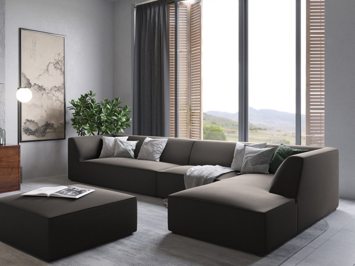 Modulares Ecksofa rechts mit Samtbezug in Beige-Salvador, Récamiere, Massivholzrahmen und schwarzen Kunststoffbeinen, 5-Sitzer Ausführung.