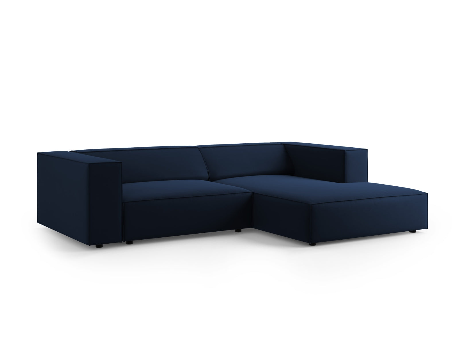 Entdecken Sie das stilvolle Arendal Velour Ecksofa rechts 3 Sitzer von Cosmopolitan Design – ideal für moderne Wohnräume und gemütliche Abende.