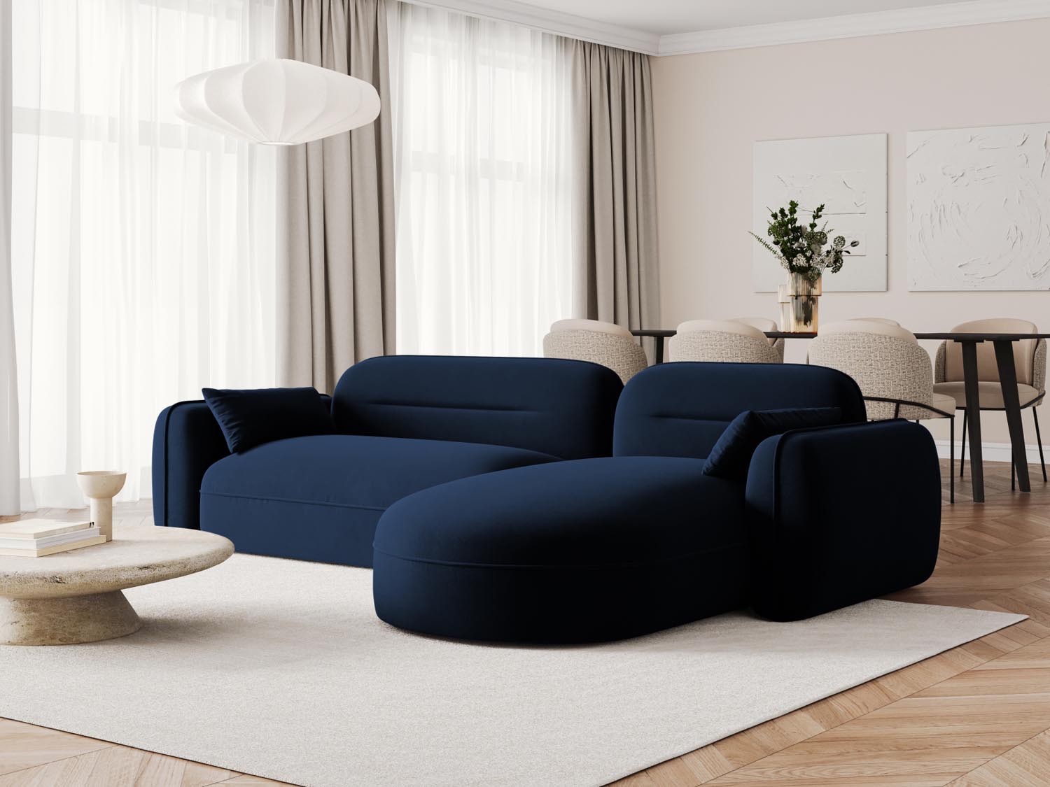 Modulares Ecksofa Sydney in royalblauem Velours, perfekt für gesellige Abende, bietet Platz für vier Personen und besticht durch seine elegante Form.