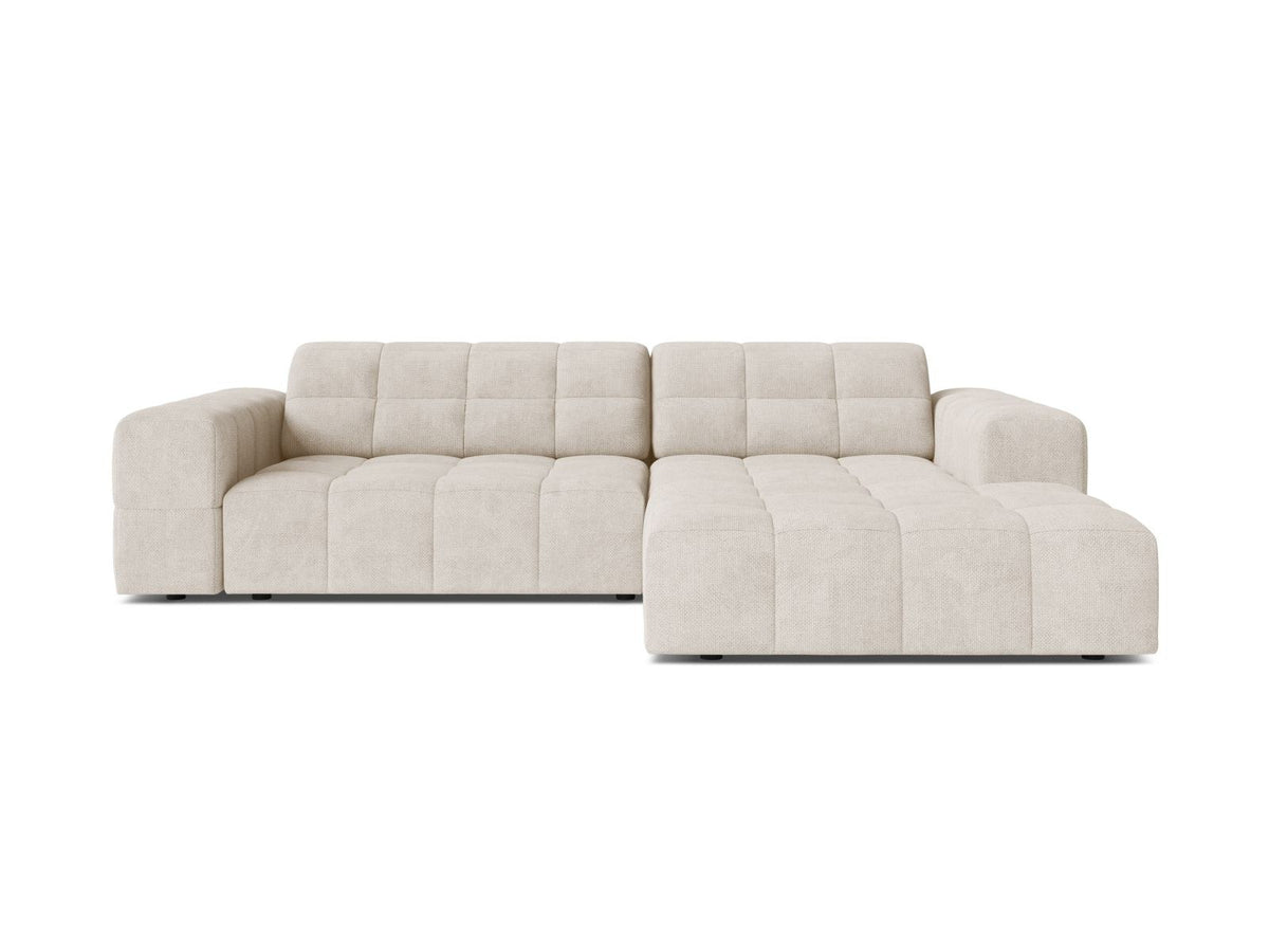 Ecksofa Chicago mit hellbeigem Chenillestoff Eden, schwarzen Kunststoffbeinen und breiter Récamiere, rechtsseitig ausgerichtet, 3-Sitzer.