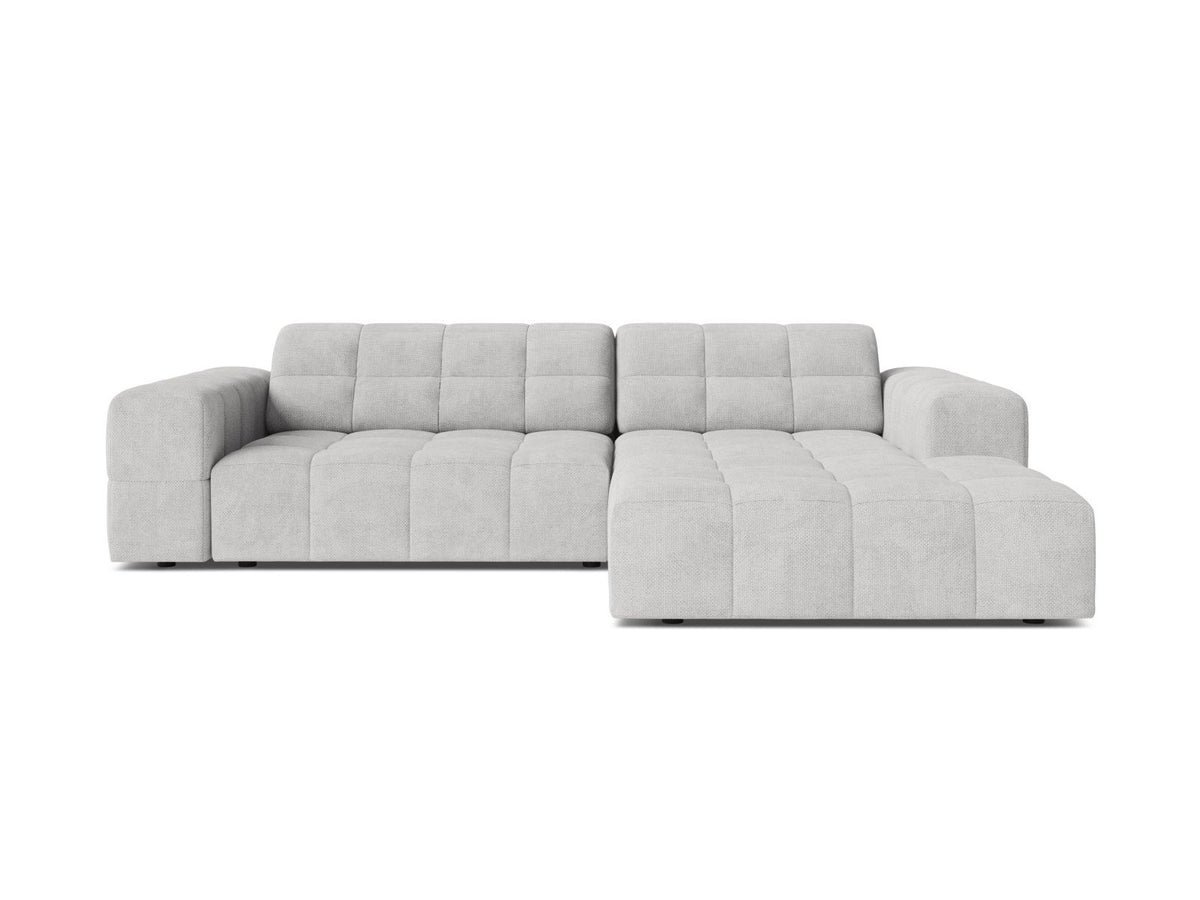 Ecksofa Chicago mit hellbeigem Chenillestoff Eden, schwarzen Kunststoffbeinen und breiter Récamiere, rechtsseitig ausgerichtet, 3-Sitzer.