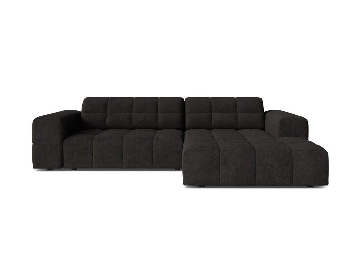 Ecksofa Chicago mit hellbeigem Chenillestoff Eden, schwarzen Kunststoffbeinen und breiter Récamiere, rechtsseitig ausgerichtet, 3-Sitzer.
