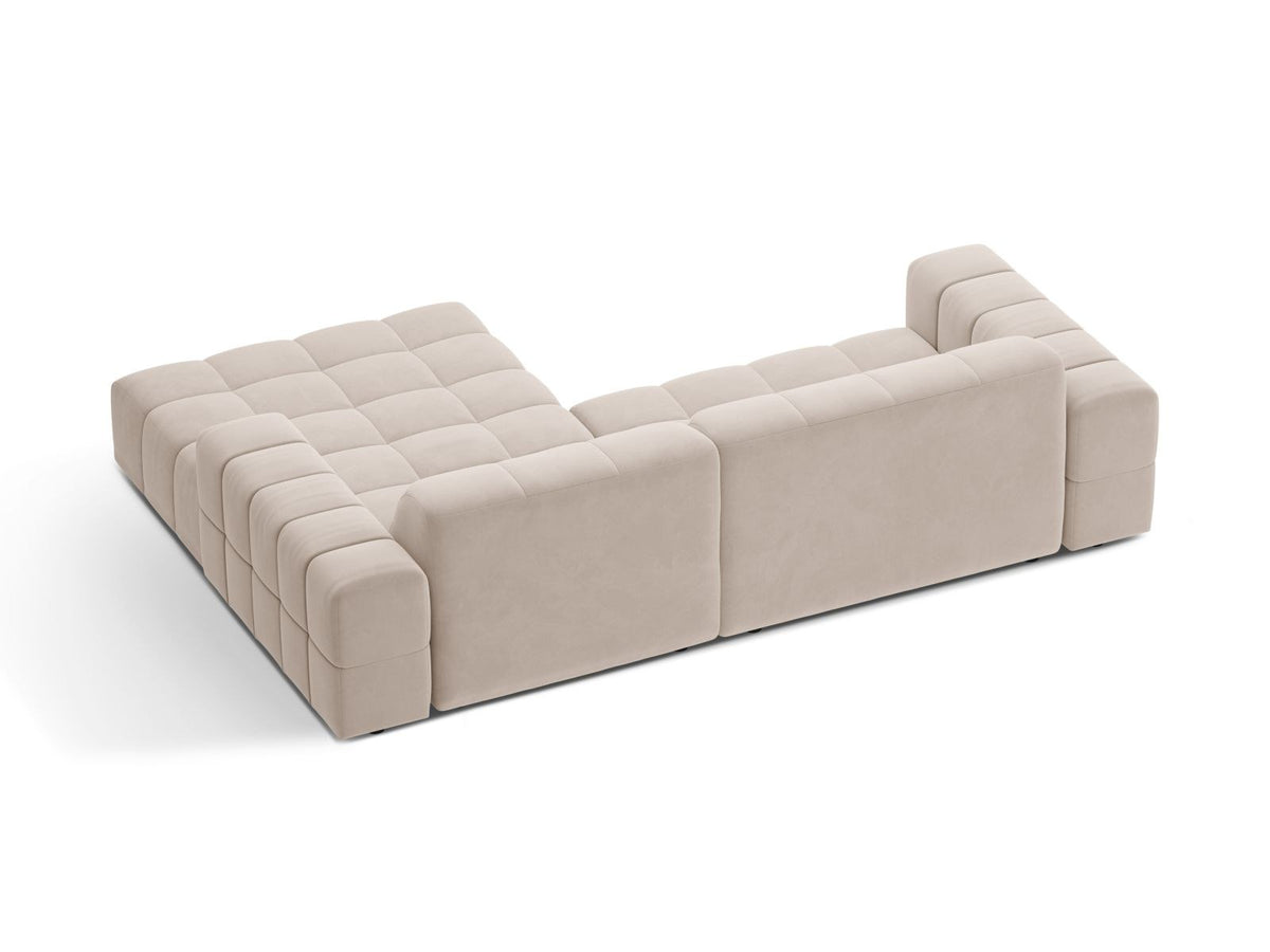 Chicago Samt-Ecksofa rechts 3-Sitzer in Light Beige-Venus mit Récamiere, Massivholzrahmen, schwarzen Kunststoffbeinen und plüschigem Samtbezug.