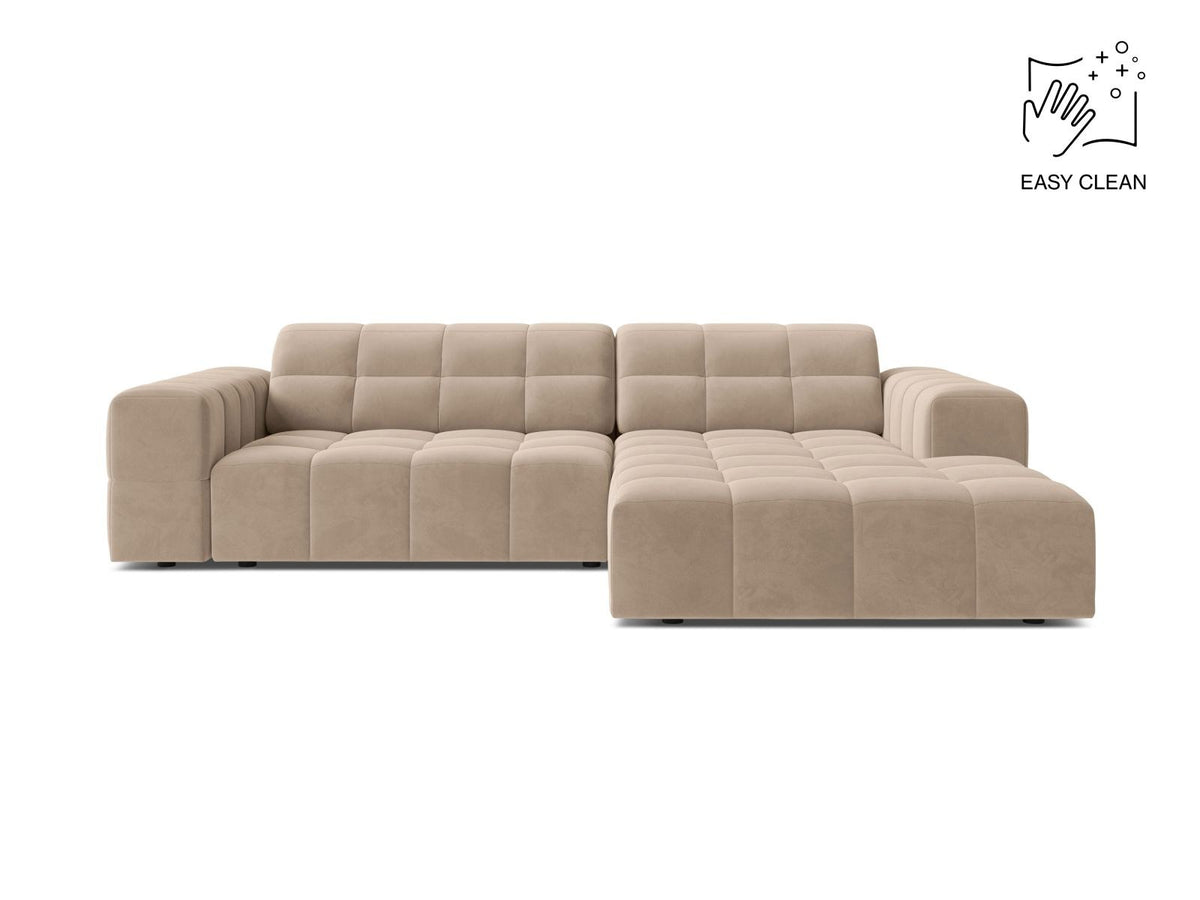 Chicago Samt-Ecksofa rechts 3-Sitzer in Light Beige-Venus mit Récamiere, Massivholzrahmen, schwarzen Kunststoffbeinen und plüschigem Samtbezug.