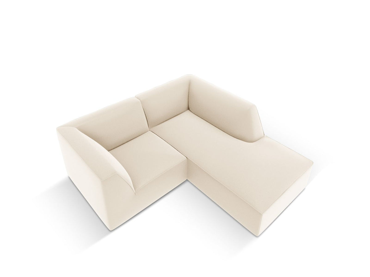 Modulares Ecksofa rechts mit Kunstlederbezug in Light Brown, Sitzfläche und Récamiere sichtbar, schwarze Kunststoffbeine, urbanes Design.