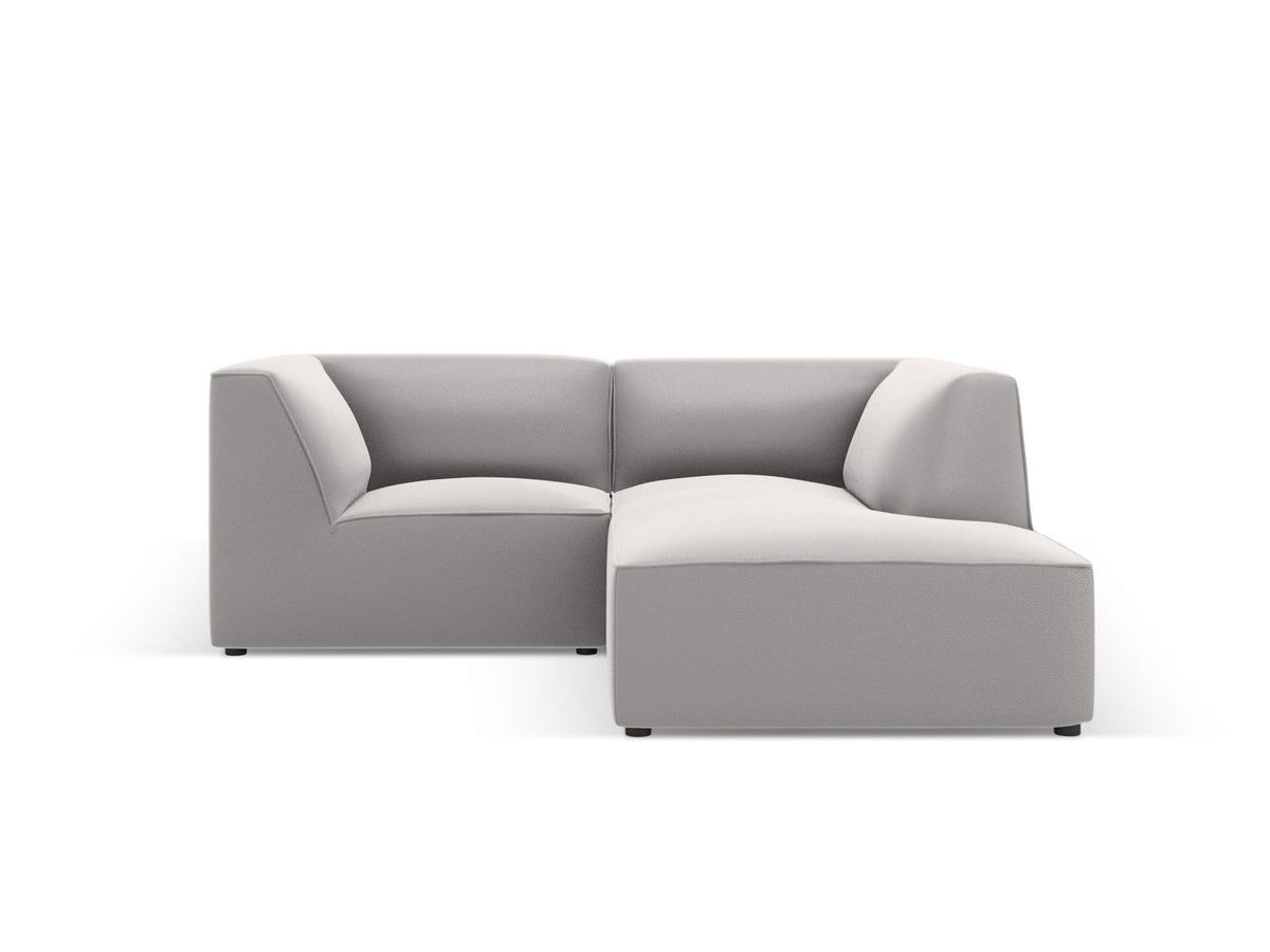 Modulares Ecksofa rechts mit Kunstlederbezug in Light Brown, Sitzfläche und Récamiere sichtbar, schwarze Kunststoffbeine, urbanes Design.