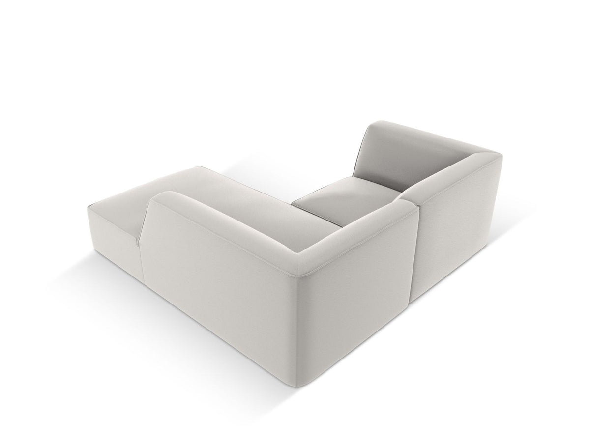 Modulares Ecksofa rechts mit Kunstlederbezug in Light Brown, Sitzfläche und Récamiere sichtbar, schwarze Kunststoffbeine, urbanes Design.