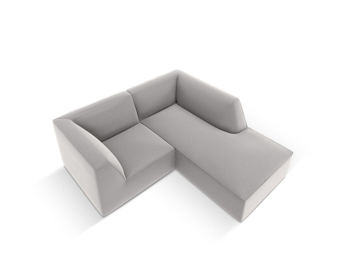 Modulares Ecksofa rechts mit Kunstlederbezug in Light Brown, Sitzfläche und Récamiere sichtbar, schwarze Kunststoffbeine, urbanes Design.