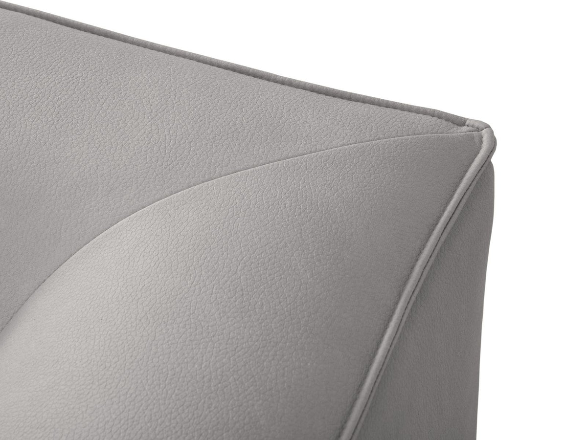 Modulares Ecksofa rechts mit Kunstlederbezug in Light Brown, Sitzfläche und Récamiere sichtbar, schwarze Kunststoffbeine, urbanes Design.
