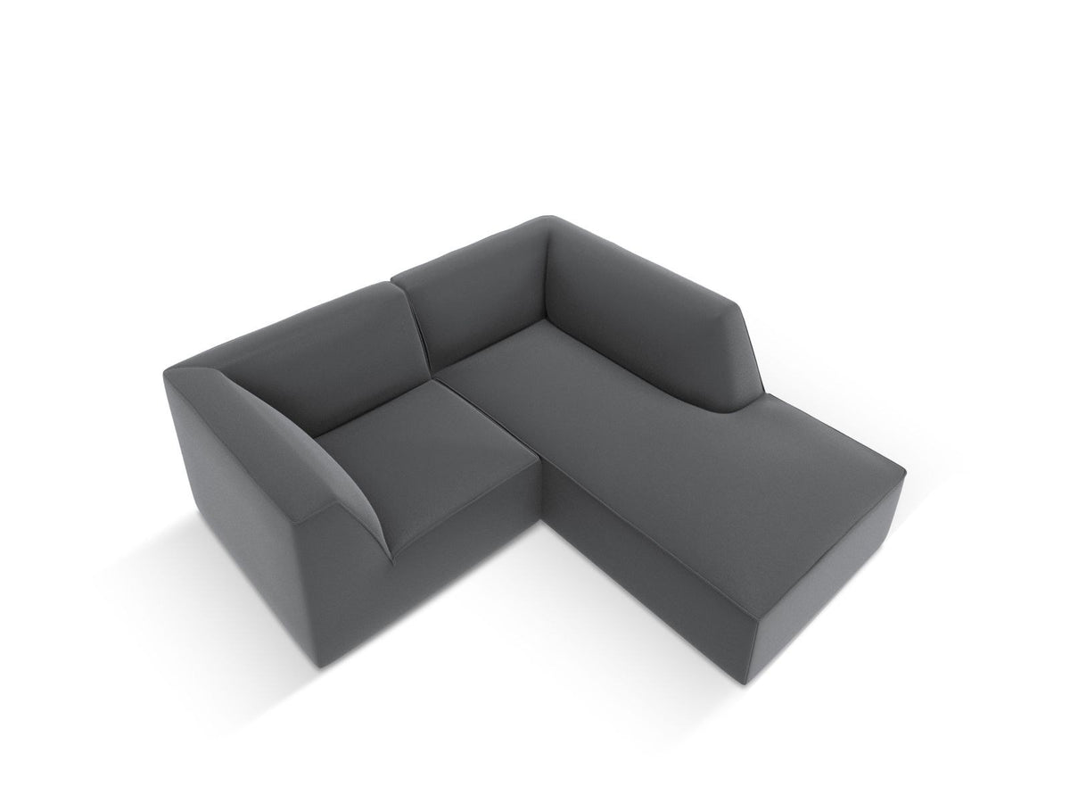 Modulares Ecksofa rechts mit Kunstlederbezug in Light Brown, Sitzfläche und Récamiere sichtbar, schwarze Kunststoffbeine, urbanes Design.