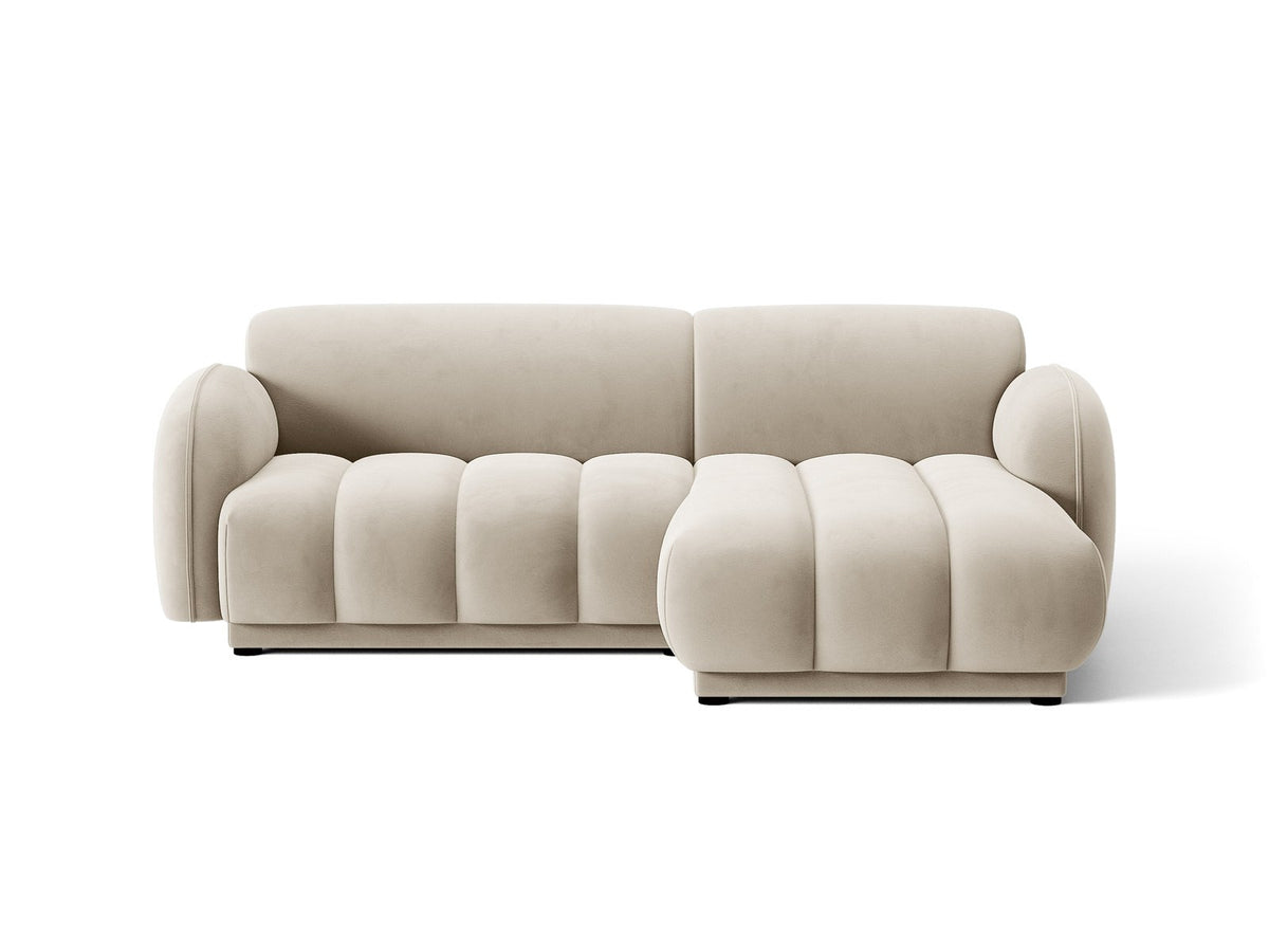 Bilbao Ecksofa rechts in Light Beige-Casino Samt, Massivholzrahmen, schwarze Kunststoffbeine, 3-Sitzer mit Récamiere, urbanes Design.