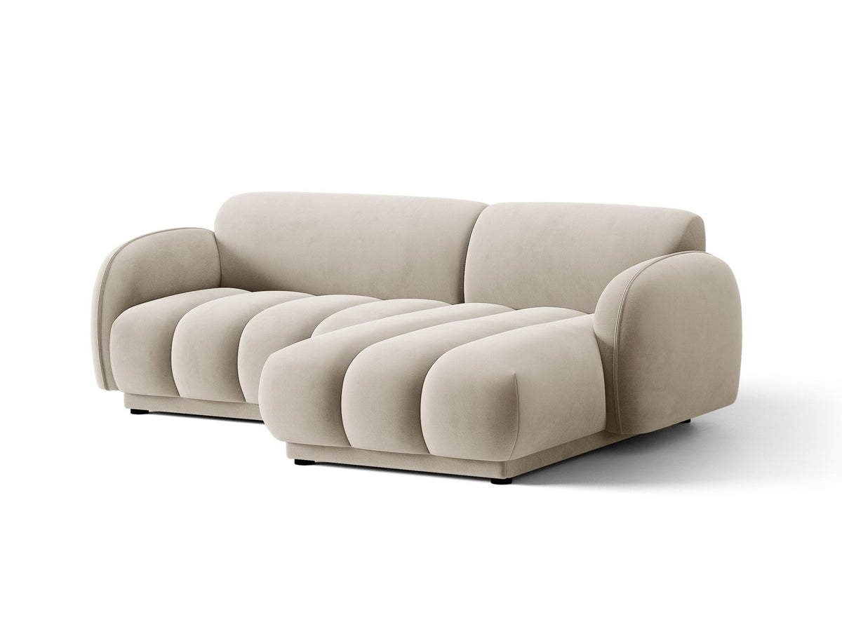 Bilbao Ecksofa rechts in Light Beige-Casino Samt, Massivholzrahmen, schwarze Kunststoffbeine, 3-Sitzer mit Récamiere, urbanes Design.
