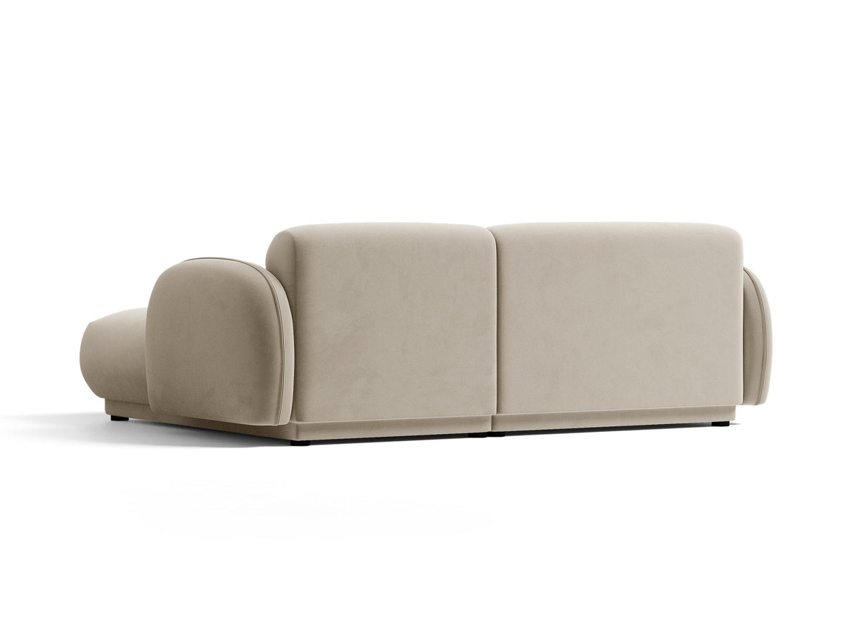 Bilbao Ecksofa rechts in Light Beige-Casino Samt, Massivholzrahmen, schwarze Kunststoffbeine, 3-Sitzer mit Récamiere, urbanes Design.