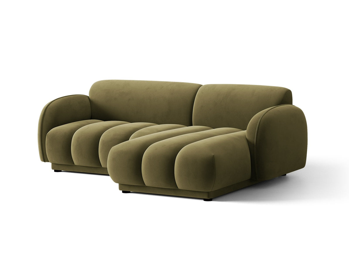 Bilbao Ecksofa rechts in Light Beige-Casino Samt, Massivholzrahmen, schwarze Kunststoffbeine, 3-Sitzer mit Récamiere, urbanes Design.