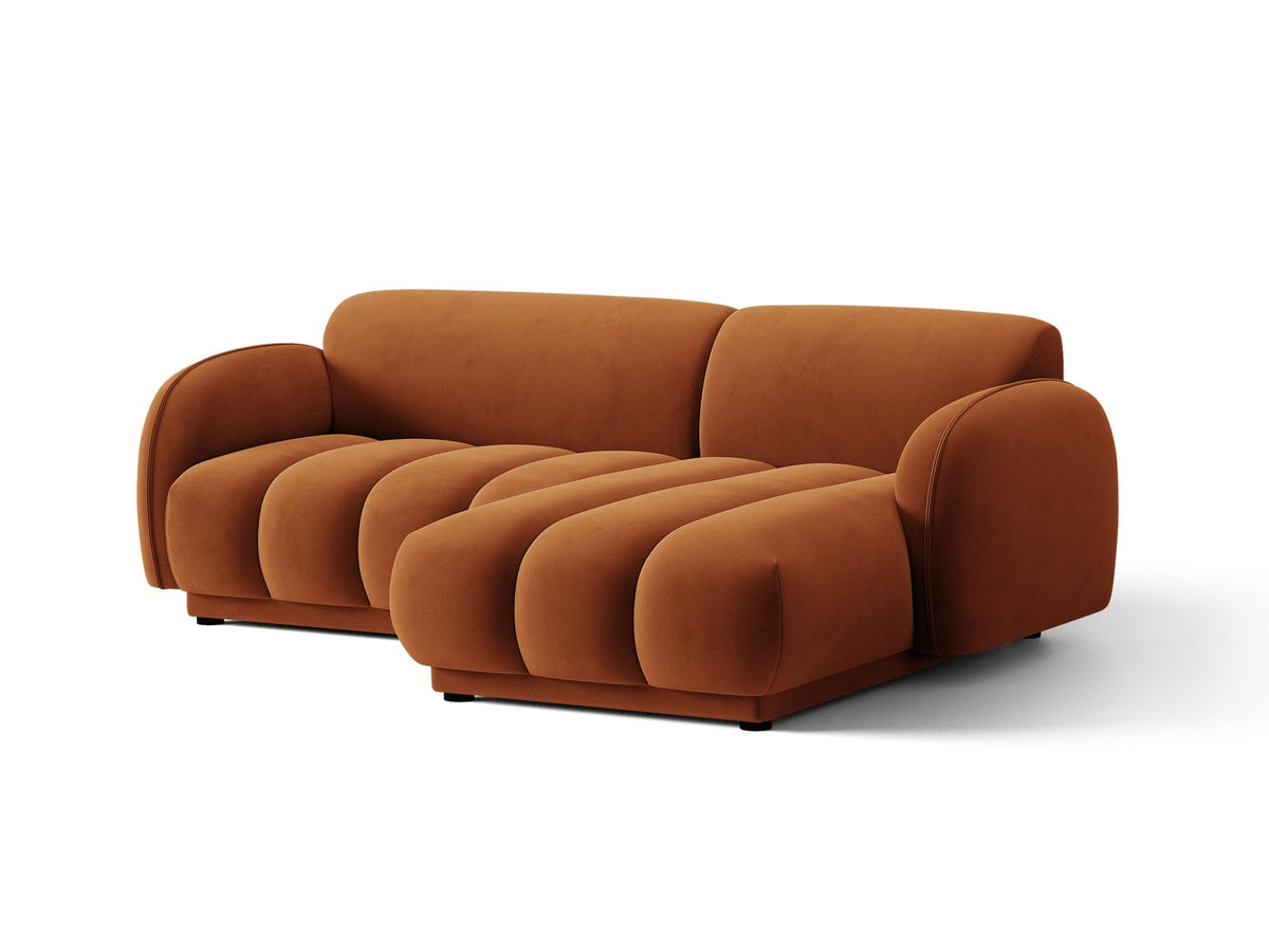 Bilbao Ecksofa rechts in Light Beige-Casino Samt, Massivholzrahmen, schwarze Kunststoffbeine, 3-Sitzer mit Récamiere, urbanes Design.