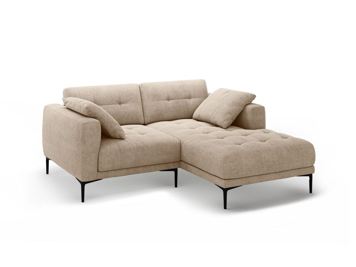 Ecksofa Lazio Rechts in Beige-Sorella mit Tweed-Bezugsstoff, schwarzen Metallbeinen und grosszügiger Récamiere, Massivholzrahmen sichtbar.