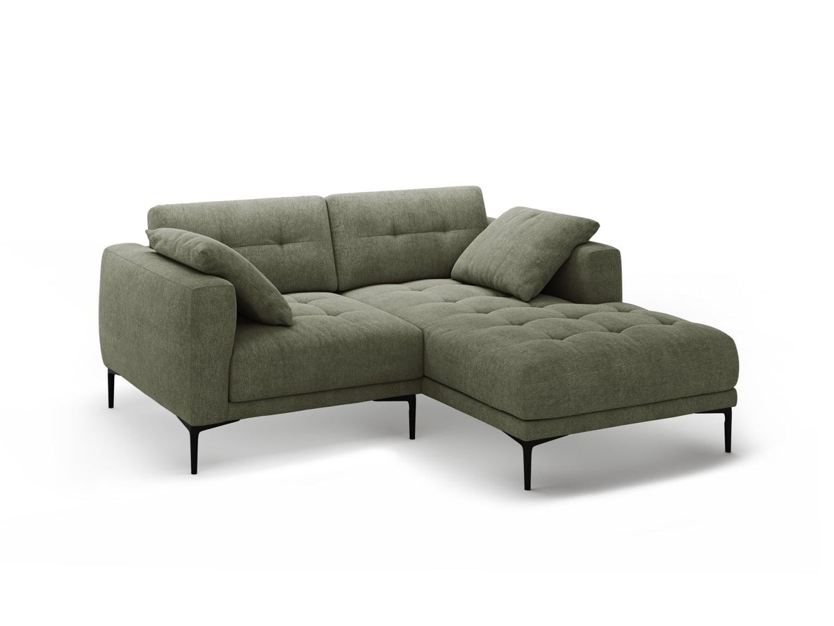 Ecksofa Lazio Rechts in Beige-Sorella mit Tweed-Bezugsstoff, schwarzen Metallbeinen und grosszügiger Récamiere, Massivholzrahmen sichtbar.