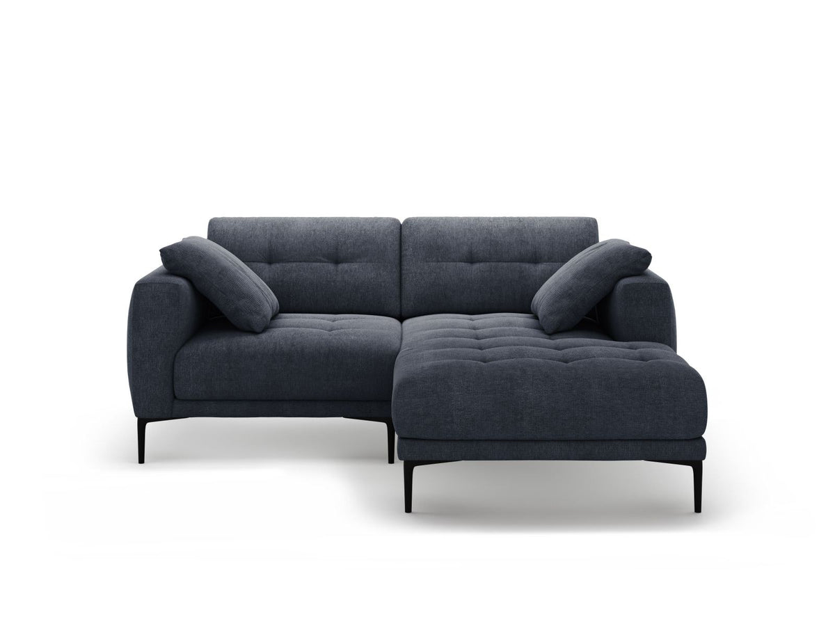 Ecksofa Lazio Rechts in Beige-Sorella mit Tweed-Bezugsstoff, schwarzen Metallbeinen und grosszügiger Récamiere, Massivholzrahmen sichtbar.