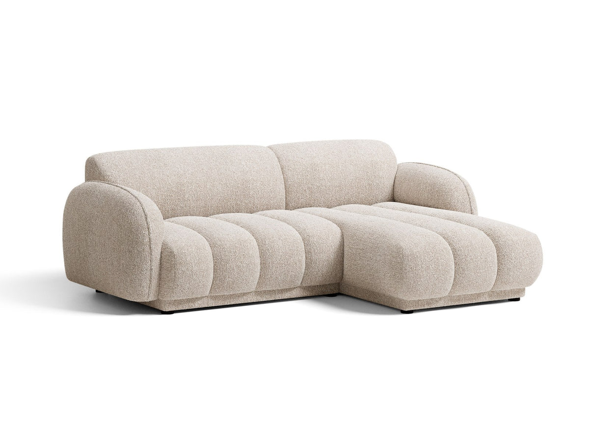 Beiges Ecksofa Bilbao mit Bouclé-Stoff Miles Sand, rechtsseitiger Récamiere, schwarzen Kunststoffbeinen und klarer, moderner Formgebung.