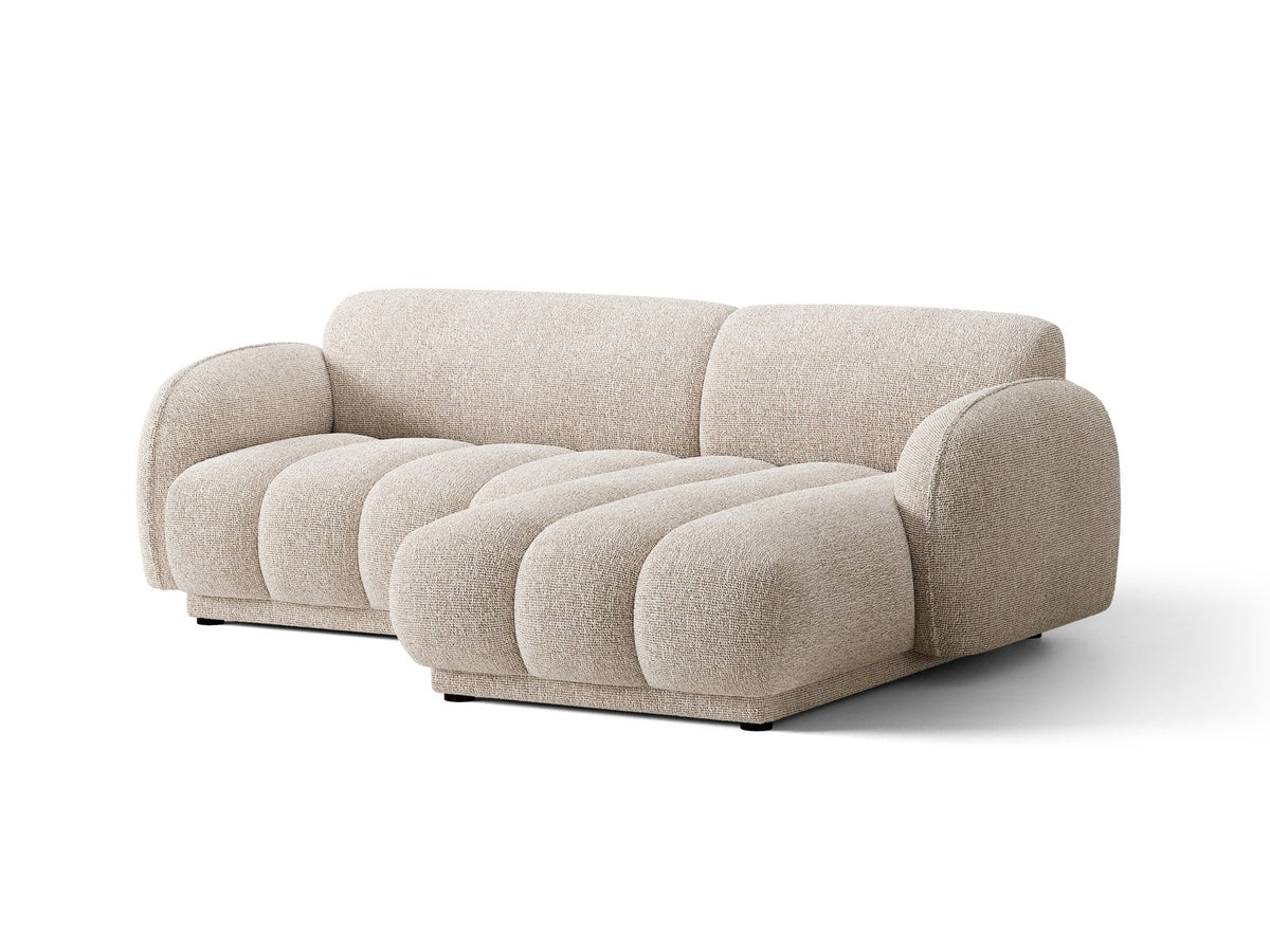 Beiges Ecksofa Bilbao mit Bouclé-Stoff Miles Sand, rechtsseitiger Récamiere, schwarzen Kunststoffbeinen und klarer, moderner Formgebung.
