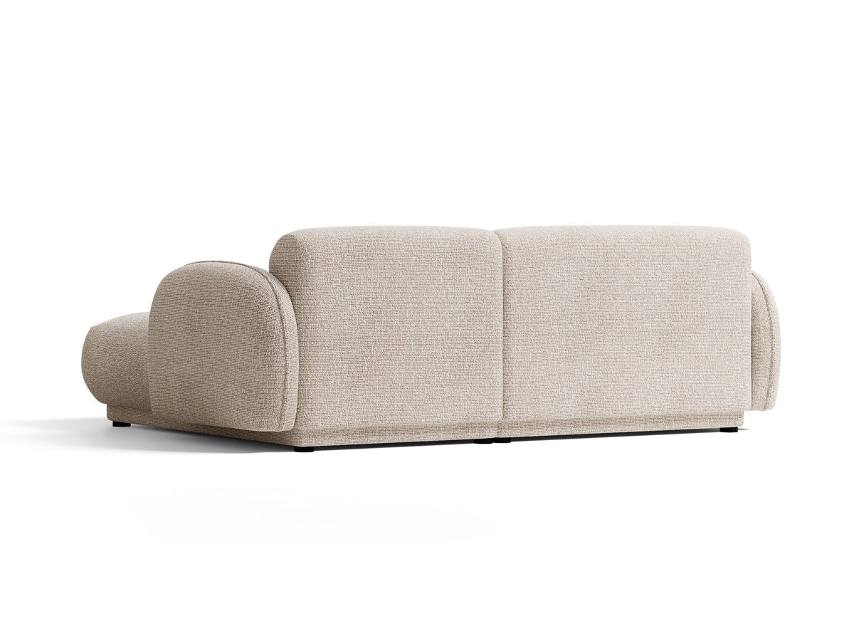 Beiges Ecksofa Bilbao mit Bouclé-Stoff Miles Sand, rechtsseitiger Récamiere, schwarzen Kunststoffbeinen und klarer, moderner Formgebung.