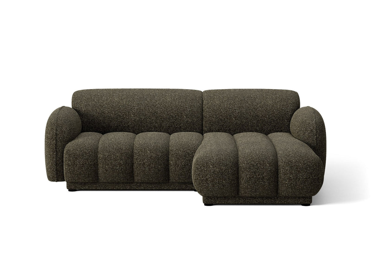 Beiges Ecksofa Bilbao mit Bouclé-Stoff Miles Sand, rechtsseitiger Récamiere, schwarzen Kunststoffbeinen und klarer, moderner Formgebung.