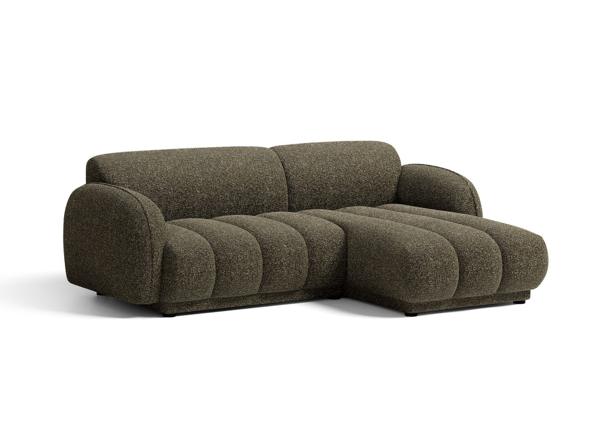 Beiges Ecksofa Bilbao mit Bouclé-Stoff Miles Sand, rechtsseitiger Récamiere, schwarzen Kunststoffbeinen und klarer, moderner Formgebung.