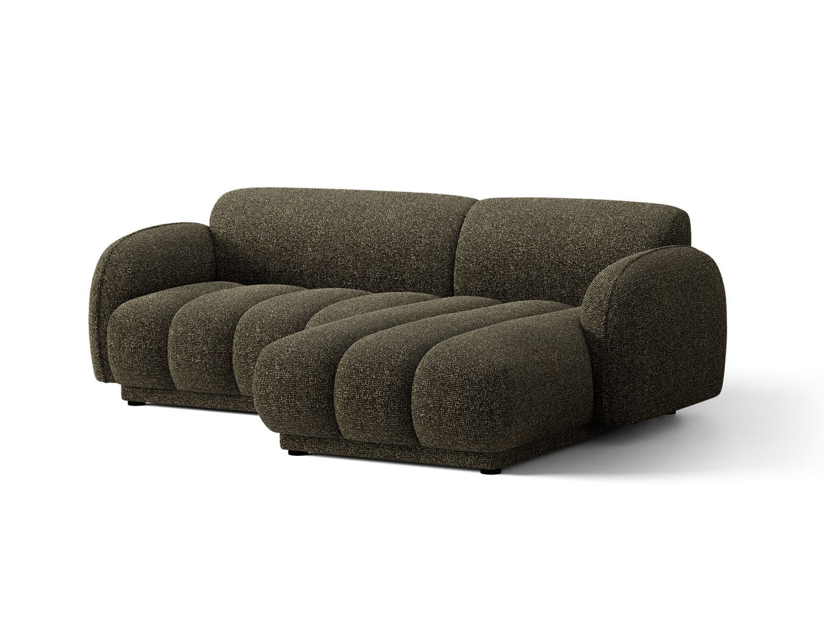 Beiges Ecksofa Bilbao mit Bouclé-Stoff Miles Sand, rechtsseitiger Récamiere, schwarzen Kunststoffbeinen und klarer, moderner Formgebung.