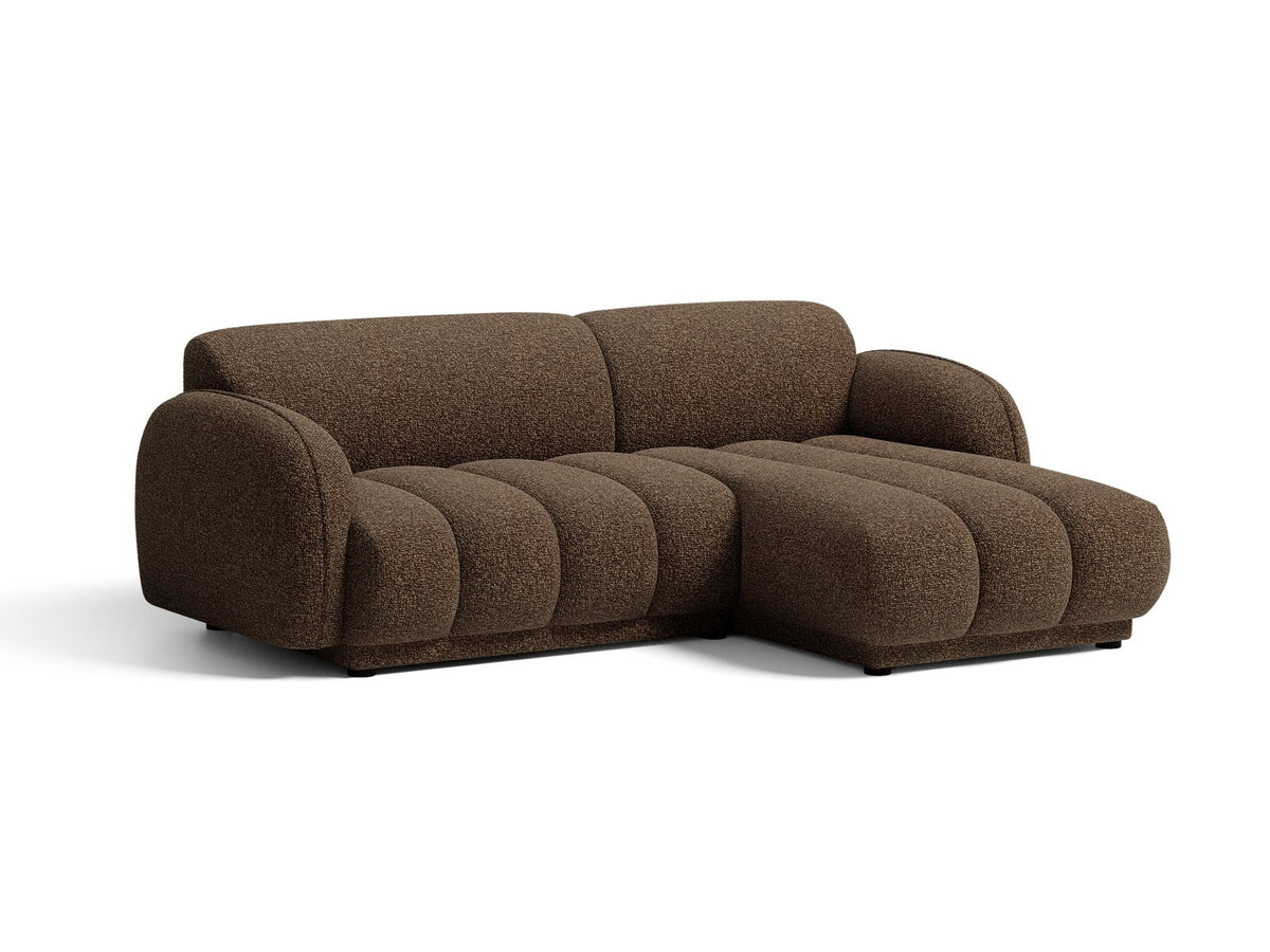 Beiges Ecksofa Bilbao mit Bouclé-Stoff Miles Sand, rechtsseitiger Récamiere, schwarzen Kunststoffbeinen und klarer, moderner Formgebung.
