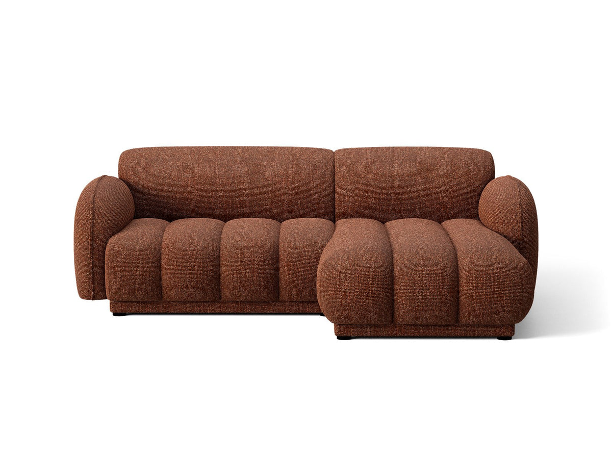 Beiges Ecksofa Bilbao mit Bouclé-Stoff Miles Sand, rechtsseitiger Récamiere, schwarzen Kunststoffbeinen und klarer, moderner Formgebung.