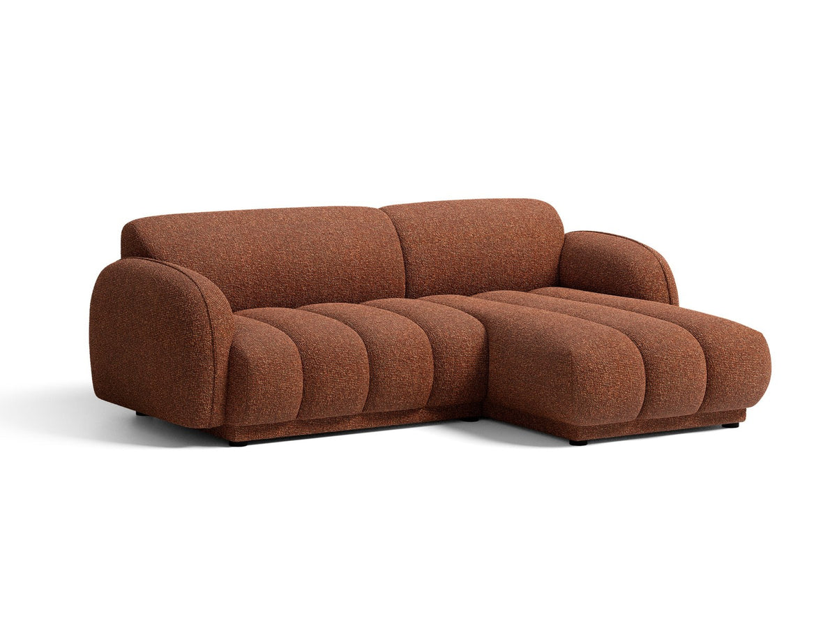 Beiges Ecksofa Bilbao mit Bouclé-Stoff Miles Sand, rechtsseitiger Récamiere, schwarzen Kunststoffbeinen und klarer, moderner Formgebung.