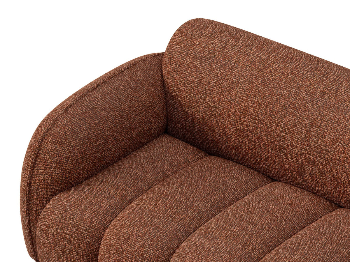 Beiges Ecksofa Bilbao mit Bouclé-Stoff Miles Sand, rechtsseitiger Récamiere, schwarzen Kunststoffbeinen und klarer, moderner Formgebung.