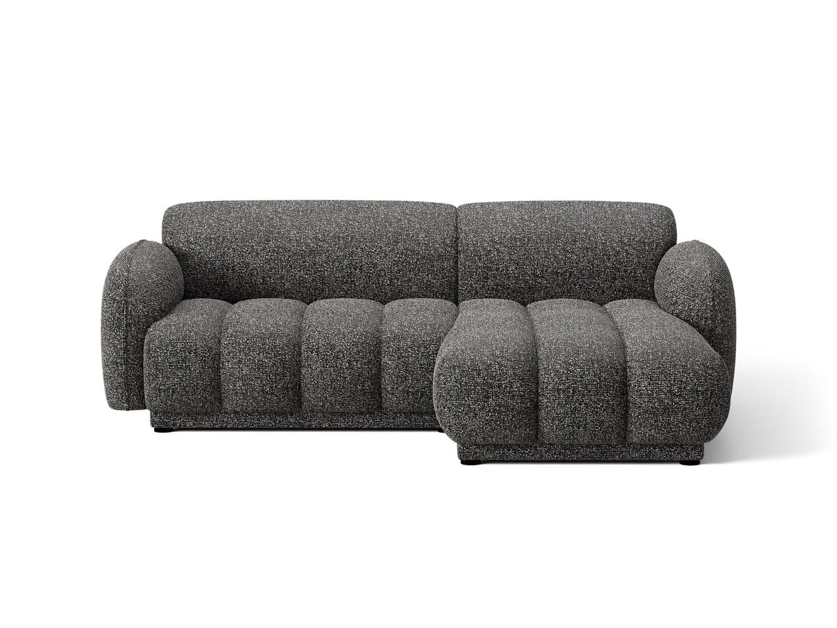 Beiges Ecksofa Bilbao mit Bouclé-Stoff Miles Sand, rechtsseitiger Récamiere, schwarzen Kunststoffbeinen und klarer, moderner Formgebung.
