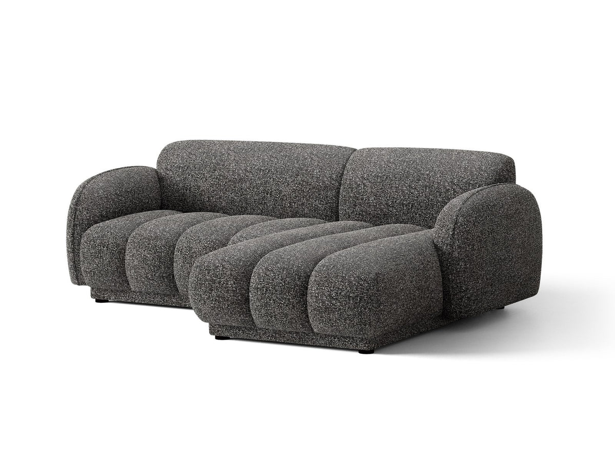 Beiges Ecksofa Bilbao mit Bouclé-Stoff Miles Sand, rechtsseitiger Récamiere, schwarzen Kunststoffbeinen und klarer, moderner Formgebung.