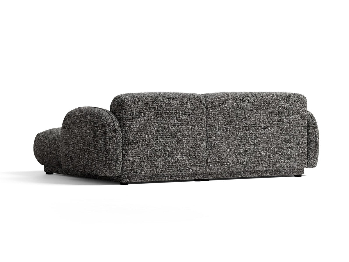 Beiges Ecksofa Bilbao mit Bouclé-Stoff Miles Sand, rechtsseitiger Récamiere, schwarzen Kunststoffbeinen und klarer, moderner Formgebung.