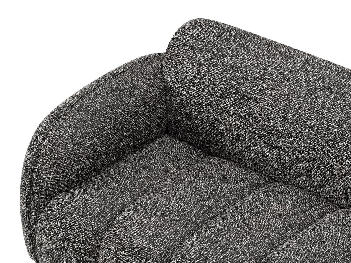 Beiges Ecksofa Bilbao mit Bouclé-Stoff Miles Sand, rechtsseitiger Récamiere, schwarzen Kunststoffbeinen und klarer, moderner Formgebung.