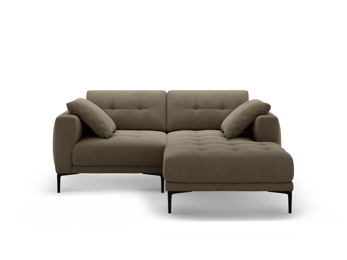 Samtsofa Lazio in Beige-Salvador mit schwarzen Metallbeinen, Récamiere rechts, Velours-Stoff und moderner Form für 2 Sitzer.
