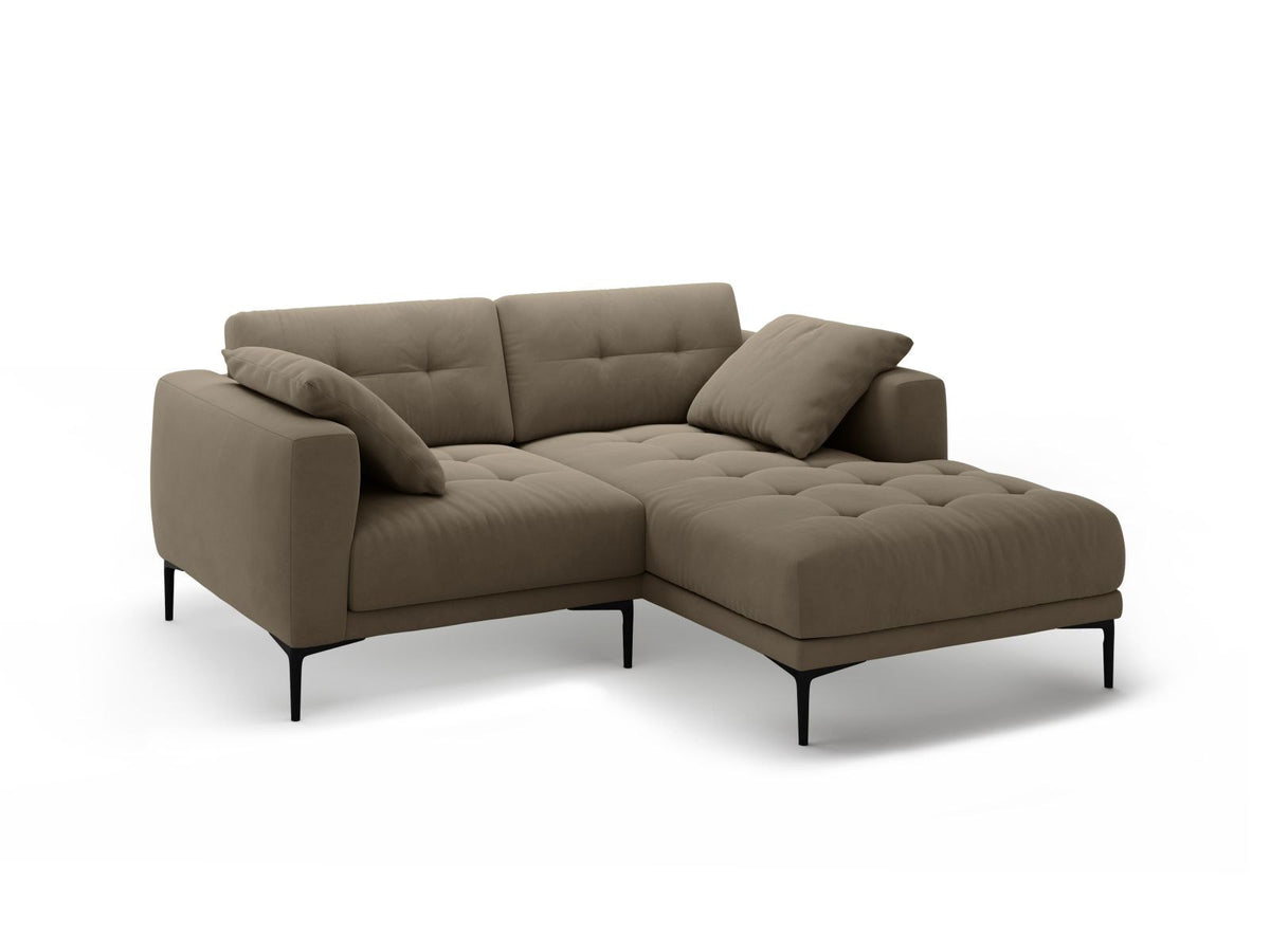 Samtsofa Lazio in Beige-Salvador mit schwarzen Metallbeinen, Récamiere rechts, Velours-Stoff und moderner Form für 2 Sitzer.