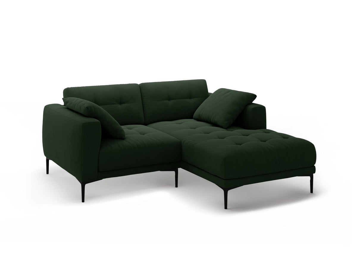 Samtsofa Lazio in Beige-Salvador mit schwarzen Metallbeinen, Récamiere rechts, Velours-Stoff und moderner Form für 2 Sitzer.