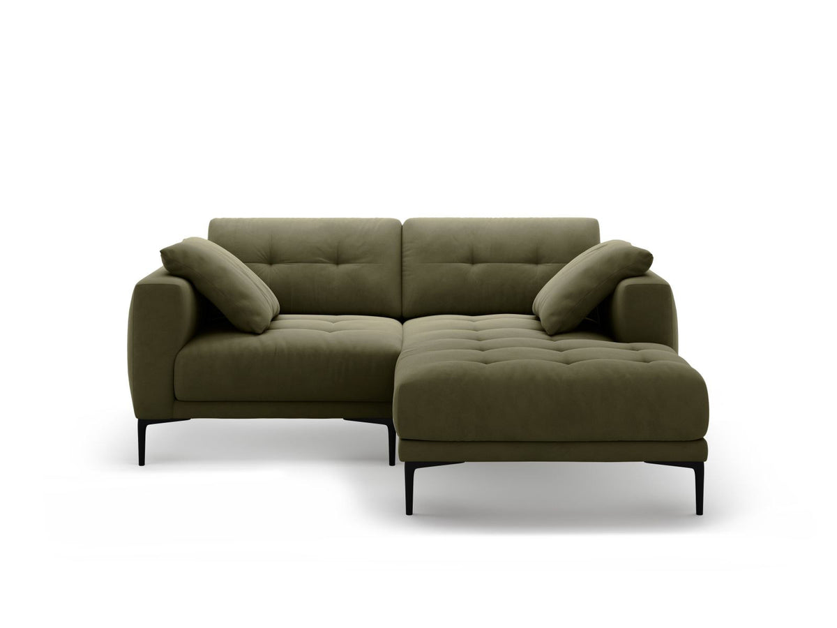 Samtsofa Lazio in Beige-Salvador mit schwarzen Metallbeinen, Récamiere rechts, Velours-Stoff und moderner Form für 2 Sitzer.
