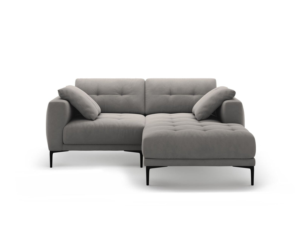 Samtsofa Lazio in Beige-Salvador mit schwarzen Metallbeinen, Récamiere rechts, Velours-Stoff und moderner Form für 2 Sitzer.