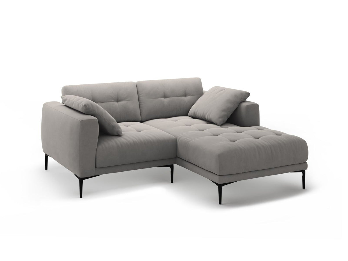 Samtsofa Lazio in Beige-Salvador mit schwarzen Metallbeinen, Récamiere rechts, Velours-Stoff und moderner Form für 2 Sitzer.