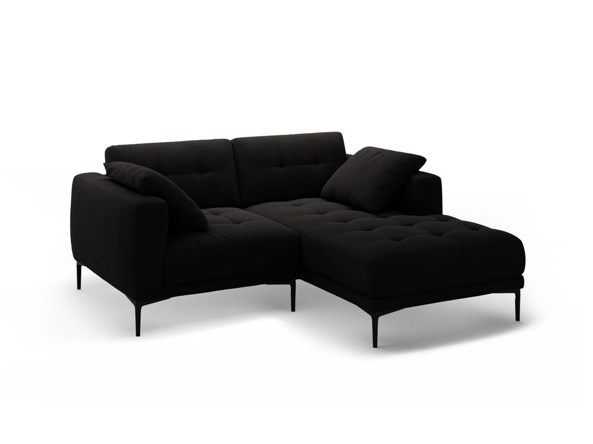 Samtsofa Lazio in Beige-Salvador mit schwarzen Metallbeinen, Récamiere rechts, Velours-Stoff und moderner Form für 2 Sitzer.