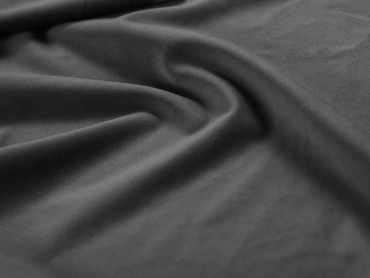 Ecksofa rechts Matera mit Récamière, Stoffbezug und schwarzen Beinen im Wohnzimmer